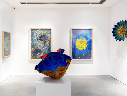 Dale Chihuly, Chihuly, selections from four decades of iconic work, exhibition view. Courtesy of Leila Heller Gallery