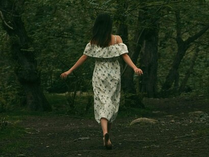 Amante por natureza, da origem das palavras, quando descobri dona Alma, que medicina significa a arte de curar, me pus a desvendar os caminhos da arte e da cura, e foram elas que me trouxeram mecanismos sutis e abordagens terapêuticas naturais e eficazes, características curativas e misteriosas da supra natureza, sua contraparte imaterial, que diz além da sua composição, que remedia certos males, atua na qualidade e vibração das energia, alinhando qualidade de vida com saúde e bem estar