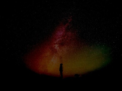 Ensimismado bajo el universo infinito