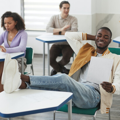 Aluno em sala de aula lê plano de ensino do Novo Ensino Médio