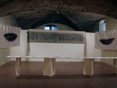 Marco Baldicchi, *Progetto Ogni sorriso*, 2012. Installazione di 12 lenzuola ricamate con filo dorato