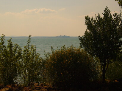 Scorcio del lago Trasimeno dai sentieri dell'Isola Polvese