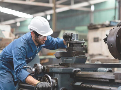 Persona trabajando en una fábrica. Costa Rica es uno de los países con jornadas de trabajo más altas