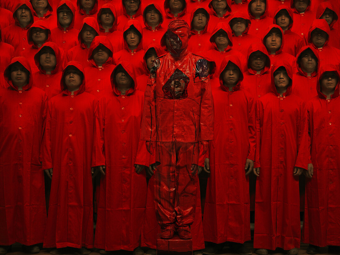 Liu Bolin, Red No.1, Courtesy galerie Magda Danysz