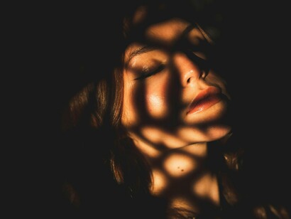 O debate sobre o papel ético de influenciadores digitais torna-se urgente quando se percebe que muitos jovens e crianças têm neles suas maiores referências de comportamento, valores e vocabulário. A arte, neste contexto, é frequentemente manipulada como estética vazia ou como sensualidade precoce, esvaziando seu poder transformador e educativo. A banalização do corpo, o incentivo ao consumo compulsivo e a apologia ao ganho fácil escancaram uma cultura de imediatismo que fere a formação da sociedade



