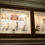 Der ordnende blick. Eine geschichtliche spurensuche, ausstellungsansicht. Mit freundlicher genehmigung des Naturhistorischen Museums Wien