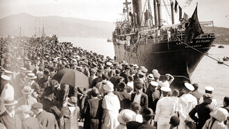 Migrantes gallegos se despiden en 1925. La memoria y la emigración gallega se entrelazan en la historia de una familia que dejó su tierra para construir un futuro en América, con la nostalgia y la identidad siempre presentes