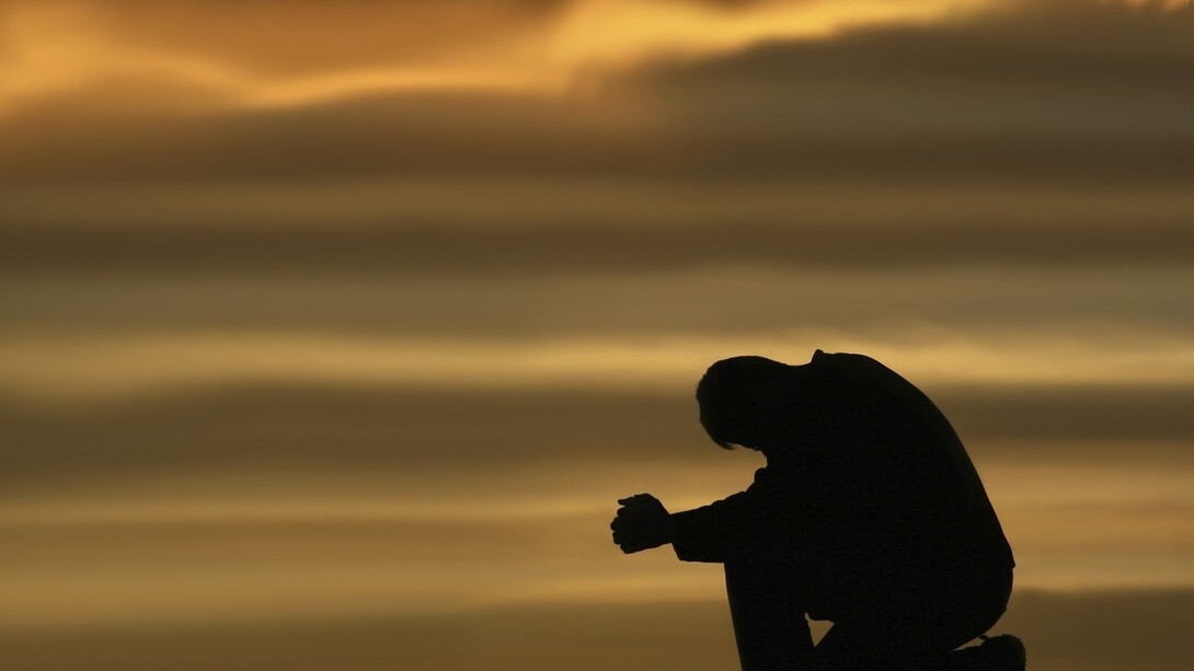 Un hombre solitario al atardecer