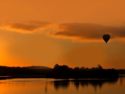 Silueta de globo aerostático al amanecer