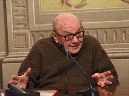 Giampiero Neri durante una conferenza