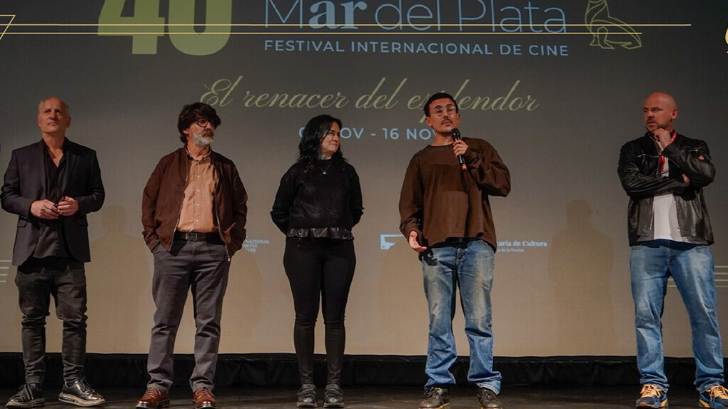 The festival's slogan can be read in the background: "El renacer del esplendor", "The rebirth of splendor"