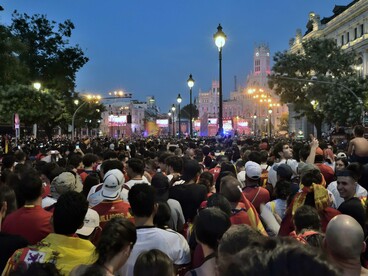 Y esa intensidad funciona como ruido de fondo que acaba por invisibilizar lo que sucede en paralelo.  Fiesta de celebración en Madrid, España