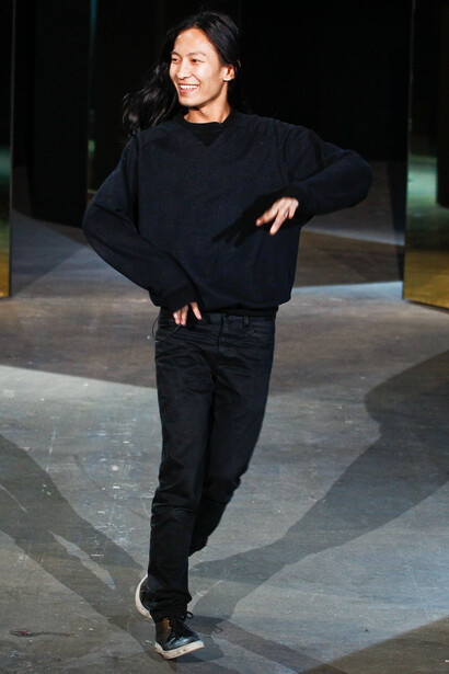 Alexander Wang saluda desde la pasarela