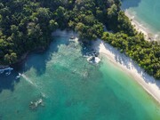Praia de Quepos, na província Puntarenas, Costa Rica. Bem-vindo à Costa Rica, onde o conceito de "pura vida" vai além de uma simples saudação, sendo, na verdade, um modo de viver, uma filosofia que reverbera em cada esquina, em cada gesto e em cada sorriso