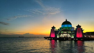 Stunning sunset over the Malacca Straits Mosque in Malaysia