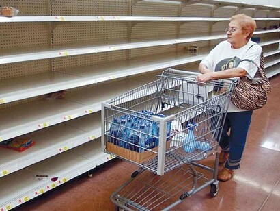 Venezuela. Estanterías vacías en un supermercado