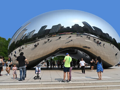 Anish Kapoor – Cloud Gate (2006), Located in Chicago’s Millennium Park, Cloud Gate is a seamless, mirrored stainless-steel sculpture that reflects the city skyline and sky, inviting viewers to engage with shifting perceptions and explore the connection between self and surroundings. Privately funded by the Millennium Park Foundation with major sponsorship from BP, the work cost about $23 million USD and measures 10 m high, 20 m long, and 13 m wide, weighing around 110 tons