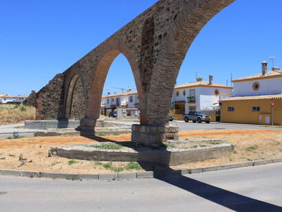 Este tramo de acueducto fue construido entre 1841 y 1845 para completar la obra de abastecimiento de agua de la localidad. Acueducto de El Cobre de la localidad andaluza de Algeciras, España