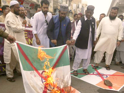 Miembros del Foro Musulmán Unido queman una bandera representativa de la India durante una protesta contra la sentencia del líder separatista de Cachemira, Yasin Malik. Karachi, Pakistán, 27 de mayo de 2022