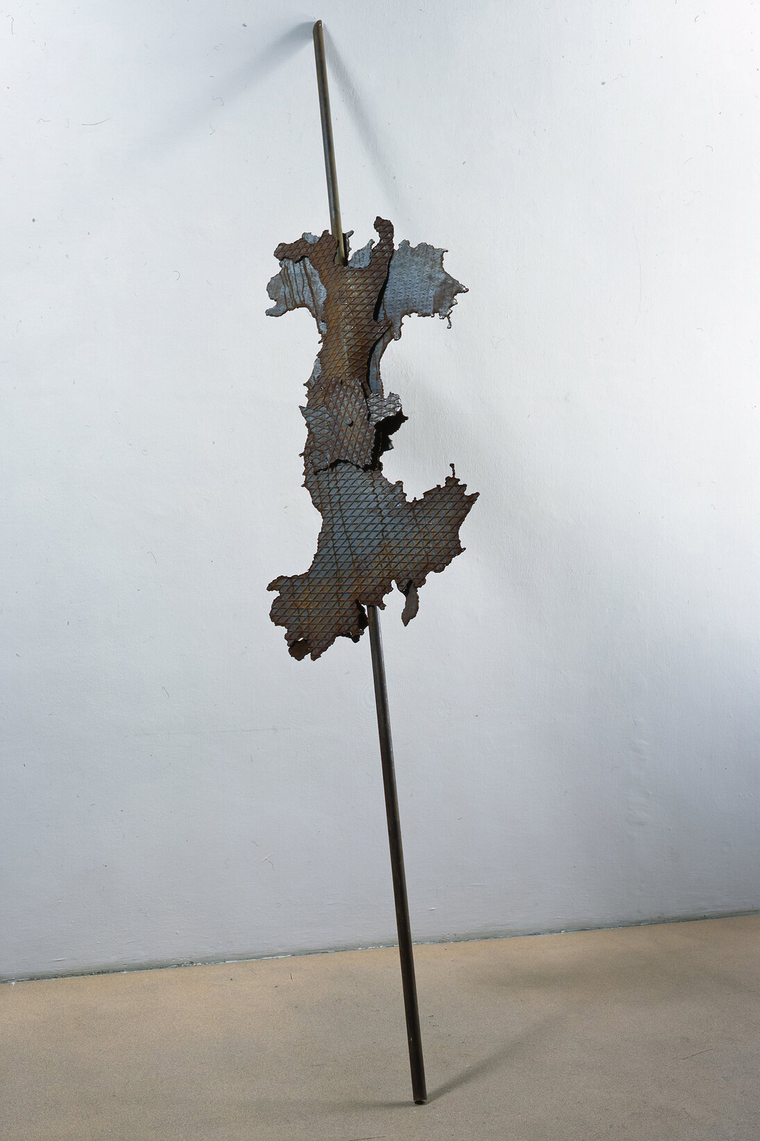 Luciano Fabro, Italia all’asta, 1994, ferro, 335 x 70 x 10 cm, Fondazione per l’Arte Moderna e Contemporanea CRT, 2004
