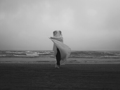 Hidden in plain view, a moment between waves and wonder