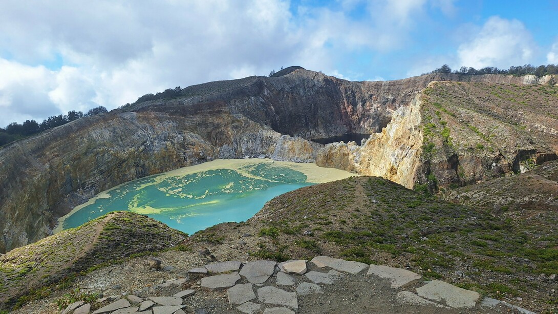 Il vulcano Kelimutu, alto intorno ai 1600 metri, i cui tre crateri ospitano altrettanti laghi che cambiano colore, dal rosso, al verde, al blu, foto di Valeria Caldelli