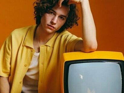 Garoto com sua televisão. É mais emocionante. Prende a gente. Experimenta deixar o livro e ver uma série: vai gostar