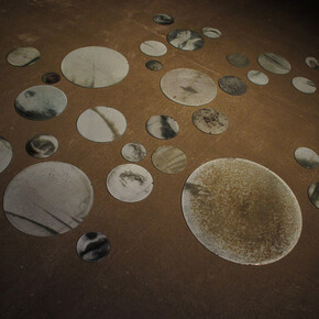 Nick Fox, Echo, 2011, 30 Glass discs, enamel, gold, talcum powder, microphone, 1.5 s. audio delay, Individual pieces 56 cm to 10 cm, Dimensions variable, Installation view, Hå gamle prestegard, Norway 2011
