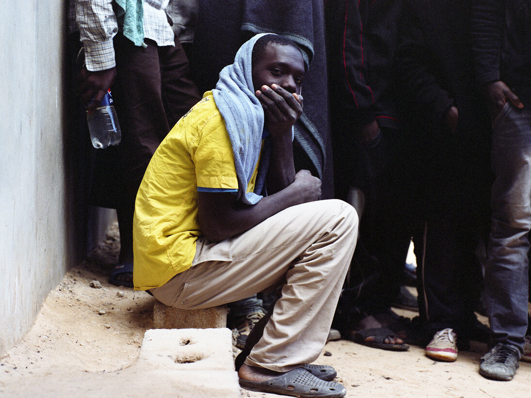 Samuel Gratacap, Sans titre, Centre de détention pour migrants de Zaouia, 2014 © Samuel Gratacap, Courtesy Galerie du Jour Agnès b, Paris, OEuvre exposée à l’IMA