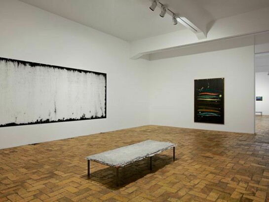 Harold Ancart, Installation views, Untitled, 2013, Pigment (charcoal powder) on wall, format variable © VW (VeneKlasen/Werner), Berlin