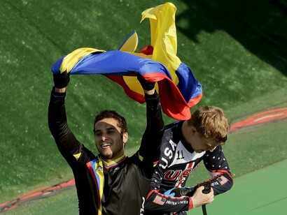 Carlos Ramírez celebrando su medalla de bronce