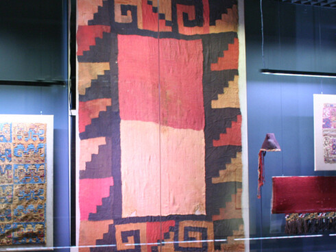Tejidos en la vida para honrar a la muerte. Courtesy of Museo Chileno de Arte Precolombino
