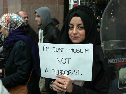 Una donna musulmana durante una manifestazione contro il terrorismo