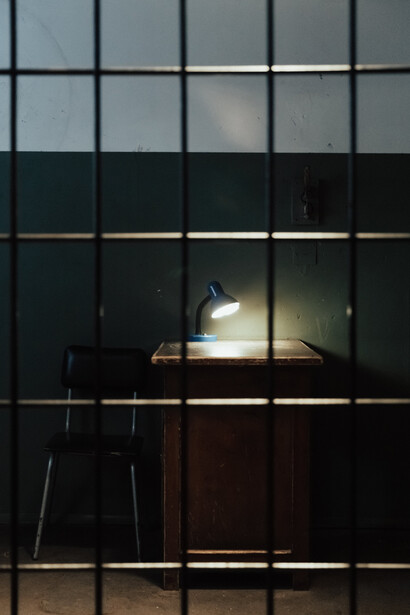 Raro espaço de leitura em cela de detenção brasileira