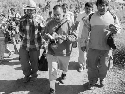La experiencia transformó su visión fotográfica inicial, llevándolo a integrarse profundamente dentro de la propia comunidad