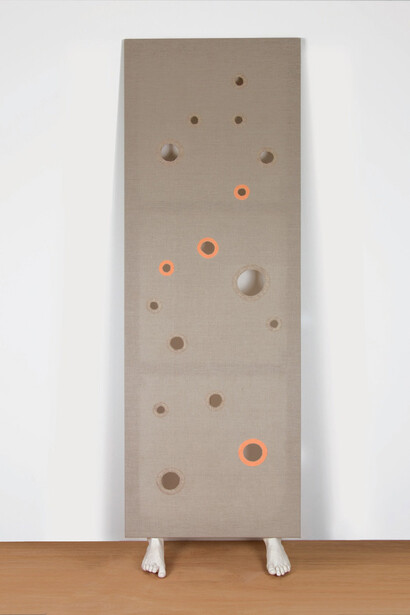 Jonathan Baldock, Orifice Painting No 4 (Peach with Feet), 2014. Courtesy of the artist and VITRINE. Photo: Jonathan Bassett