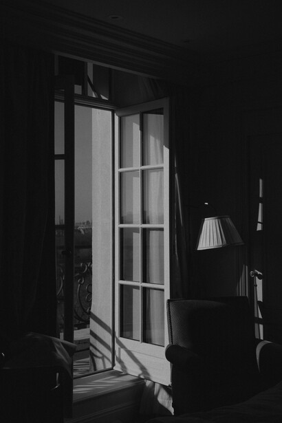 El regreso a la conciencia suele estar marcado por una sensación de desorientación y una lucha por comprender la realidad inmediata