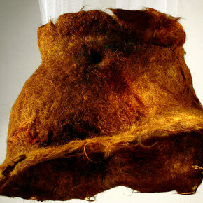 Jupe d’Alice de Balthus aux cheveux de Bruxellois, 2005, 82 x 60 x 42 cm. Cheveux feutrés, tulle