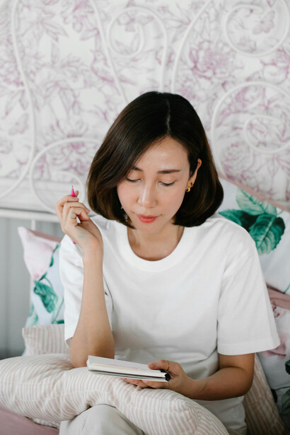 Poeta releyendo y pensando en cómo seguir su escrito