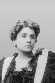 Eleonora Duse in un ritratto fotografico di Aimé Dupont nel 1896
