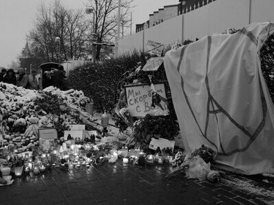 Flores e velas. Pessoas em fila para escrever condolências em frente à embaixada francesa em Moscou, 2015. Dias antes, eu havia acessado os arquivos da presidência François Mitterrand (1981-1995) com notícias daquele encontro com o presidente brasileiro eleito. O meu encanto era, porquanto, integral. Quase juvenil. Tudo me impressionava. Minha atenção só focava nisso