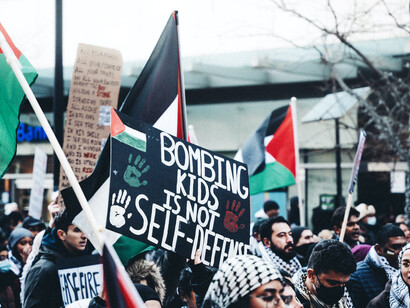 Cartelloni di protesta contro il bombardamento di bambini e innocenti in Palestina