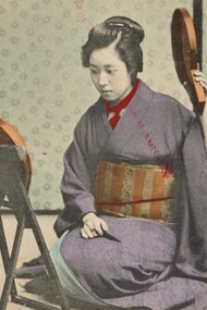 "Mujer con espejos", fotografía postal, 1907-1918
