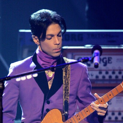 Prince tocando la guitarra