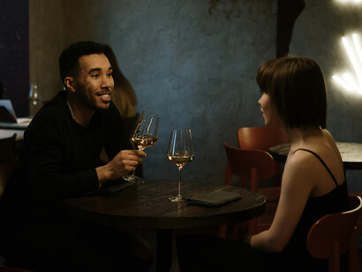 Relacionarnos con alguien diferente a lo que solemos elegir puede abrirnos a versiones más plenas de nosotros mismos