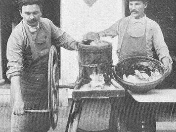 Manual antigo de preparação, Universidade de Washington: "No inverno, quando a manteiga está bem dura, a preparação da pasta é feita na máquina". Num passado não muito distante era comum assar-se caracoletas na brasa, temperadas apenas com sal grosso, tradição que caiu em desuso, surgindo apenas esporadicamente em pequenos estabelecimentos comerciais