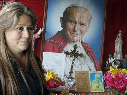 Floribeth Mora und ein foto von Karol Wojtyla