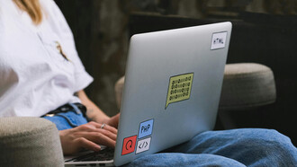 A inteligência artificial tem potencial para melhorar a produtividade, mas está deixando muitos colaboradores sobrecarregados. Entenda como lideranças podem guiar a transição para um uso responsável dessa tecnologia