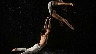 A arte, em suas múltiplas expressões — música, teatro, literatura, dança, artes visuais —, funciona como um espelho e um refúgio para a mente. Ela traduz emoções, dá forma a experiências e possibilita que comunidades inteiras se reconheçam e se conectem. Mais do que entretenimento, a arte é uma linguagem universal capaz de gerar pertencimento, esperança e sentido, três elementos essenciais para a manutenção da saúde psíquica coletiva