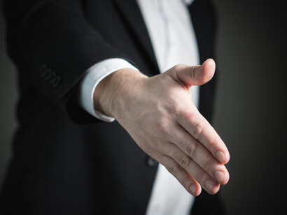 No solo de apretones  de mano vive el trabajador